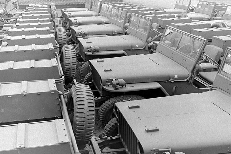 Hàng dài xe jeep Willys MB của Quân đội Mỹ trong năm 1944, trung bình mỗi chiếc jeep Willys MB chỉ mất khoảng 2 tiếng để xuất xưởng khi hầu hết các chi tiết của nó đều được sản xuất sẵn.