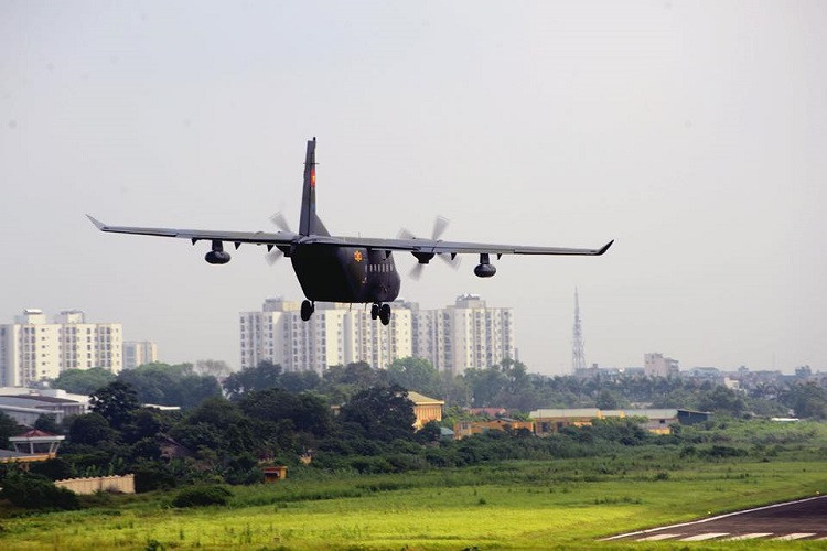 Và trong sáng 22/5 vừa qua, những tấm ảnh ghi lại thời khắc cặp máy bay NC-212i này hạ cánh xuống sân bay Gia Lâm, căn cứ của Lữ đoàn Không quân 918 đã xuất hiện. Nguồn ảnh: defence.pk.