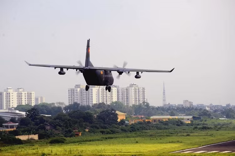 Và trong sáng 22/5 vừa qua, những tấm ảnh ghi lại thời khắc cặp máy bay NC-212i này hạ cánh xuống sân bay Gia Lâm, căn cứ của Lữ đoàn Không quân 918 đã xuất hiện. Nguồn ảnh: defence.pk.