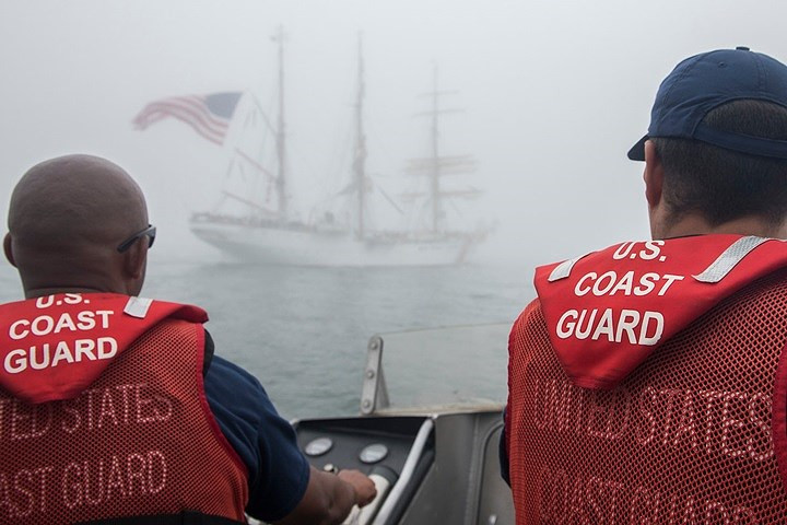 Một tàu tuần duyên Mỹ đang đi vào khu vực nhiều sương mù ở vịnh Casco ở Portland, Maine, Mỹ.