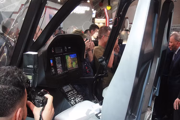 Buồng lái của phi công máy bay trực thăng VRT-500. Nguồn ảnh: Sputnik.