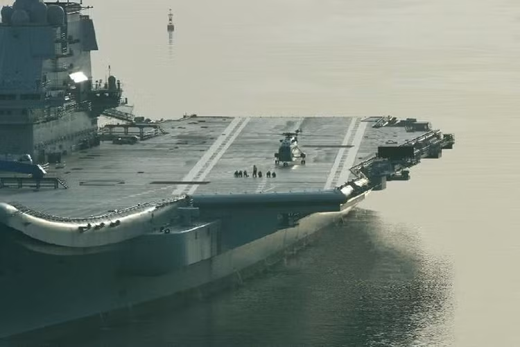 Trước khi thực hiện chuyến thử nghiệm trên biển đầu tiên trong hôm 13/5, tàu Type 001A cũng đã lần đầu tiên đón một chiếc máy bay lên trên boong tàu chính của mình là trực thăng Z-18A một trong những mẫu máy bay nó sẽ được trang bị sau này. Nguồn ảnh: Sina.