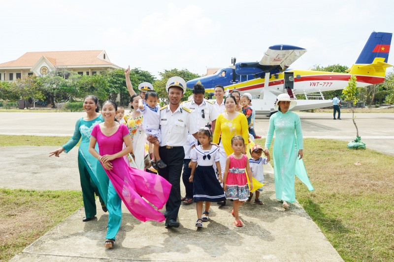 Quân dân Trường Sa đón thủy phi cơ DHC-6 thăm Trường Sa. Ảnh: Trọng Thiết.