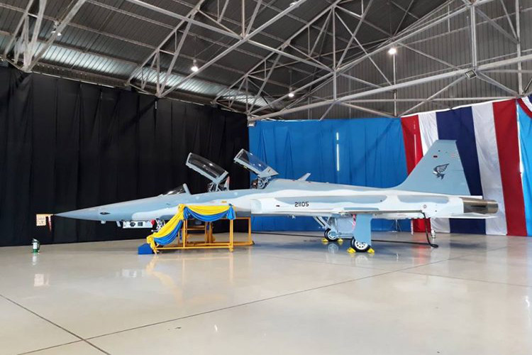 Theo đó đó, F-5ST được hiện đại hóa và nâng cấp toàn bộ trang bị từ hệ thống radar mạnh mẽ, hệ thống tác chiến điện tử, thay đổi thiết kế buồng lái với hệ thống màn hình hiển thị đa năng, tăng cường khả năng tấn công mặt đất lẫn không chiến. Đặc biệt mũ bay của phi công cũng được gắn hệ thống chiến đấu tích hợp do chính Elbit Systems chế tạo. Nguồn ảnh: Sompong Nondhasa.