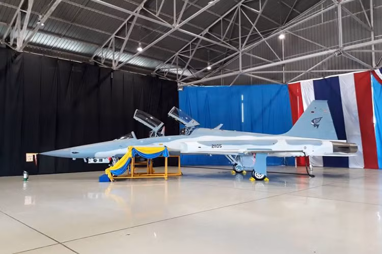 Theo đó đó, F-5ST được hiện đại hóa và nâng cấp toàn bộ trang bị từ hệ thống radar mạnh mẽ, hệ thống tác chiến điện tử, thay đổi thiết kế buồng lái với hệ thống màn hình hiển thị đa năng, tăng cường khả năng tấn công mặt đất lẫn không chiến. Đặc biệt mũ bay của phi công cũng được gắn hệ thống chiến đấu tích hợp do chính Elbit Systems chế tạo. Nguồn ảnh: Sompong Nondhasa.