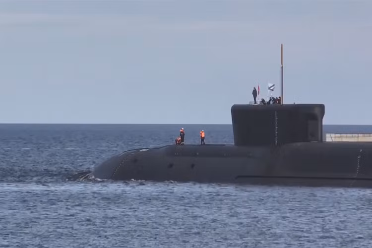 Theo Bộ Quốc phòng Nga, vụ thử nghiệm trên diễn ra vào hôm 22/5 trên vùng biển Biển Trắng và các tên lửa Bulava được lập trình để tấn công các mục tiêu giả định trên bán đảo Kamchatka. Trong ảnh là tàu ngầm hạt nhân mang tên lửa đạn đạo Yuri Dolgoruky lớp Borei thuộc Project 955 của Hải quân Nga rời khỏi cảng sẵn sàng quá trình phóng thử nghiệm tên lửa đạn đạo Bulava. Nguồn ảnh: Bộ Quốc phòng Nga.