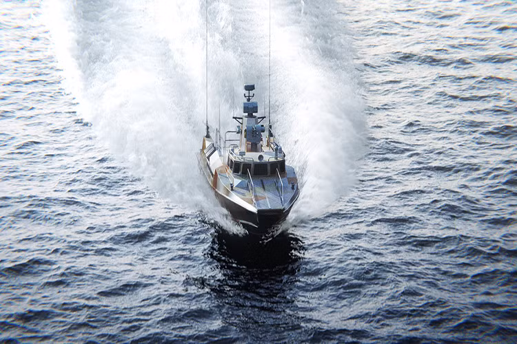 Không chỉ có tốc độ cao và khả năng chuyên trở ấn tượng, Raptor còn có khả năng tấn công và bảo vệ cực tốt. Chính vì vậy, Raptor còn nhận cả nhiệm vụ bảo vệ an toàn cho thủy thủ đoàn, và nếu cần thiết nó có thể yểm trợ hỏa lực cho nhóm lính đổ bộ. Do đó, các tàu này cũng được trang bị một số vũ khí khá mạnh và các hệ thống bảo vệ rất tốt. Nguồn ảnh: airbase.ru.