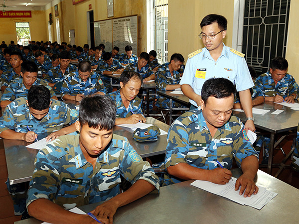 Trong thời gian 4 ngày (từ 28 đến 31-5), các kíp thực hiện 2 phần thi (lý thuyết và thực hành). Phần thi lý thuyết gồm: Tính năng, nguyên lý hoạt động của đại đội pháo phòng không 57mm có khí tài Ra đa K8-60 và máy Chỉ huy K59-03; nội dung bảo quản định kỳ tháng của đại đội PPK có khí tài; kiểm tra hiệu chỉnh tham số kỹ thuật PPK57mm, Ra đa K8-60 và máy Chỉ huy K59-03; phương pháp khắc phục một số hỏng hóc thông thường.