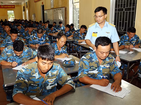 Trong thời gian 4 ngày (từ 28 đến 31-5), các kíp thực hiện 2 phần thi (lý thuyết và thực hành). Phần thi lý thuyết gồm: Tính năng, nguyên lý hoạt động của đại đội pháo phòng không 57mm có khí tài Ra đa K8-60 và máy Chỉ huy K59-03; nội dung bảo quản định kỳ tháng của đại đội PPK có khí tài; kiểm tra hiệu chỉnh tham số kỹ thuật PPK57mm, Ra đa K8-60 và máy Chỉ huy K59-03; phương pháp khắc phục một số hỏng hóc thông thường.