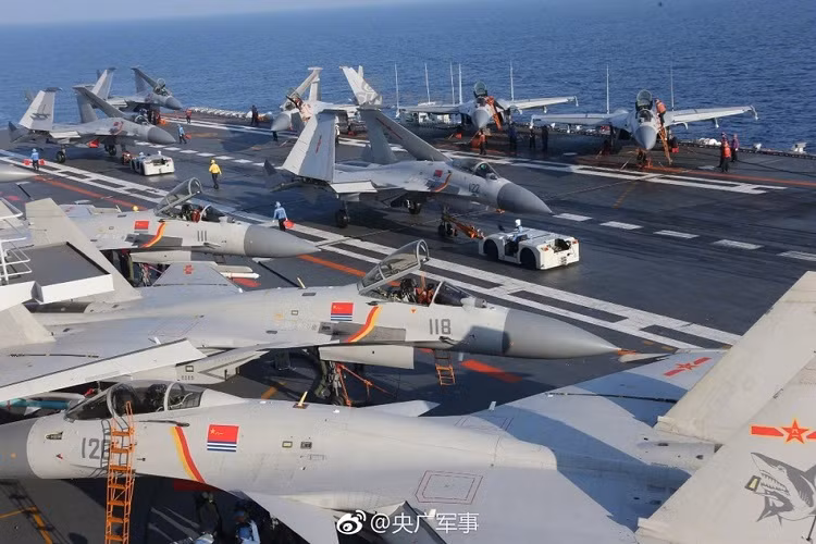 Mặc dù Trung Quốc chưa công bố thông số kỹ thuật chính thức của J-15D, nhưng qua các hình ảnh trên phương tiện truyền thông Trung Quốc, các chuyên gia kỹ thuật quân sự quốc tế nhận định, J-15D được lắp một bộ nhận tín hiệu ở đầu cánh giống như AN/ALQ-218 trên máy bay tác chiến điện tử EA-18G. Thiết bị này có nhiệm vụ chế áp hệ thống phòng không đối phương, phân tích tần số và định vị thiết bị phát tín hiệu radar, từ đó gây nhiễu và khóa mục tiêu. Nguồn ảnh: Sina.