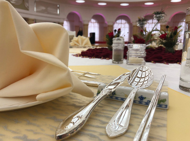 Trong những bức ảnh ông Zhdanov đăng thậm chí còn có thể thấy cả món rùa gián. Điều ông Zhdanov đánh giá "điểm trừ" đó là quầy bar trong khách sạn lại phục vụ thức ăn đóng hộp. Ảnh: Dao dĩa sáng loáng trên bàn ăn.