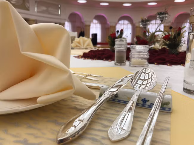 Trong những bức ảnh ông Zhdanov đăng thậm chí còn có thể thấy cả món rùa gián. Điều ông Zhdanov đánh giá "điểm trừ" đó là quầy bar trong khách sạn lại phục vụ thức ăn đóng hộp. Ảnh: Dao dĩa sáng loáng trên bàn ăn.