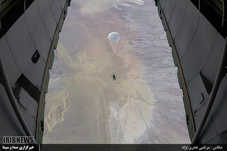 Một kiện hàng tiếp tế được thả xuống một khu vực nào đó ở tỉnh Idlib, miền Bắc Syria. Nguồn ảnh: IRIB.