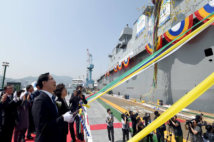 Được biết đích thân phu nhân của Bộ trưởng Quốc phòng Hàn Quốc – bà Koo Ja-jeong dùng rìu chặt dây thừng theo truyền thống trong lễ hạ thủy tàu hải quân. Tàu đổ bộ mới của Hải quân Hàn Quốc được đặt theo tên theo hòn đảo cực nam Hàn Quốc, Marado là con tàu đổ bộ tấn công lớn thứ 2 của Hải quân Hàn Quốc sau con tàu Dokkdo cùng lớp. Nguồn ảnh: Hải quân Hàn Quốc.