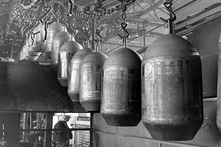 Trong ảnh là một nhà máy sản xuất bom của Mỹ trong Chiến tranh Thế giới thứ 2, hàng triệu tấn bom đạn các loại được quân Đồng Minh sử dụng trong 5 năm chiến tranh đều có nguồn gốc từ Mỹ.