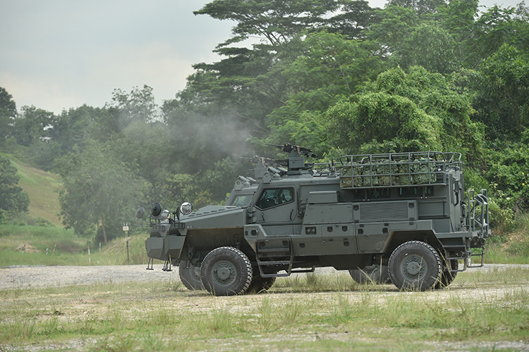 Khi thực hiện nhiệm vụ bảo đảm an ninh, xe được bố trí thêm bậc thang ở phía sau để thuận lợi cho người lính lên/xuống xe. Khi thực hiện nhiệm vụ công binh, phía trước mũi xe sẽ được lắp thêm một thanh đẩy để dọn các vật cản có khối lượng lên tới 1 tấn. Nguồn ảnh: Mothership.