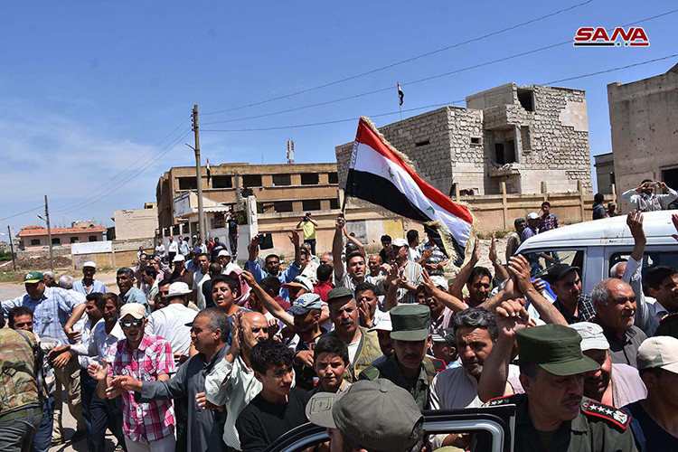 Hình ảnh người dân thành phố Houla ở Bắc Homs đổ ra ăn mừng khi lực lượng an ninh quốc gia Syria tiến vào kiểm soát thành phố này. Ảnh: SANA.