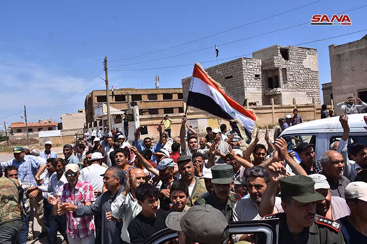 Hình ảnh người dân thành phố Houla ở Bắc Homs đổ ra ăn mừng khi lực lượng an ninh quốc gia Syria tiến vào kiểm soát thành phố này. Ảnh: SANA.