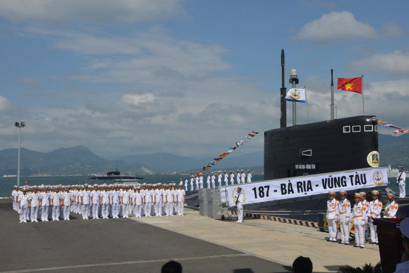 Từ năm 2010 Hải quân NDVN được đầu tư để tiến thẳng lên hiện đại, đến nay đã có đủ 5 thành phần lực lượng là: Tàu mặt nước; tàu ngầm; không quân Hải quân; pháo binh - tên lửa bờ; hải quân đánh bộ, đặc công Hải quân và lực lượng phòng thủ đảo. Cán bộ, thủy thủ Tàu ngầm 187 tại Lễ thượng cờ. Ảnh: Trọng Thiết.