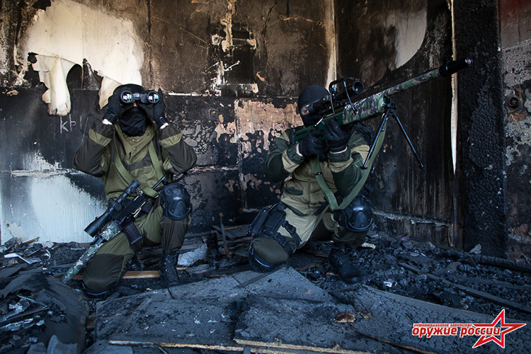 Súng trường bắn tỉa SV-98 có trọng lượng rỗng 5,8kg hoặc 7,8kg với ống nhắm và ống giảm thanh, chiều dài cơ bản của súng lên đến 1.200mm với ống giảm thanh là 1.375mm. Nếu so sánh với các mẫu súng trường bắn tỉa hiện nay của Nga SV-98 có phần hơi lỗi thời khi có trọng lượng nặng hơn và không thích hợp cho tác chiến cơ động trên chiến trường. Nguồn ảnh: Weapon Russia.