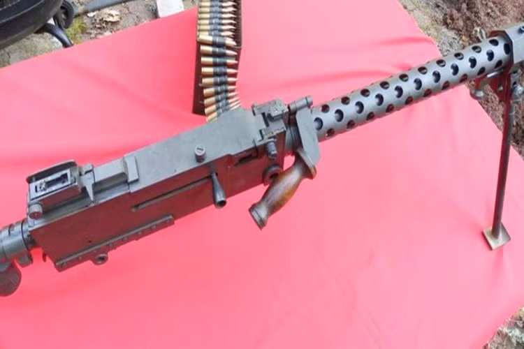 Một tổ đội chiến đấu của Browning M1919 gồm hai người với một xạ thủ và một tiếp đạn, mẫu súng máy này thường sử dụng dây đạn 250 viên. Tuy nhiên trên thực tế, Browning M1919 cần tới ba bốn người do nó còn đi kèm một giá súng cho phép nó có thể tác xạ trên mọi nền địa hình. Nguồn ảnh: northwestfirearms.