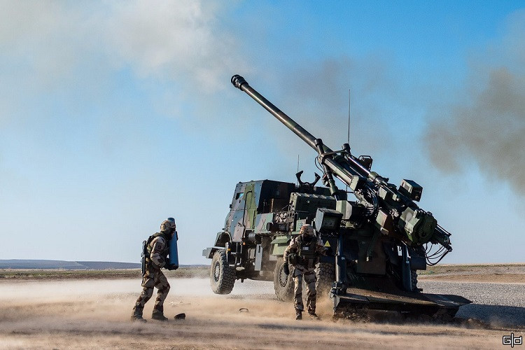 Caesar 155mm là mẫu pháo tự hành hiện đại nhất của Quân đội Pháp hiện nay, nó được phát triển từ năm 1990, chính thức giới thiệu trước công chúng năm 1994 và hiện có 4 nước sử dụng. Đáng lưu ý trong đó có cả Indonesia và Thái Lan hai nước láng giềng Việt Nam. Nguồn ảnh: Twitter.