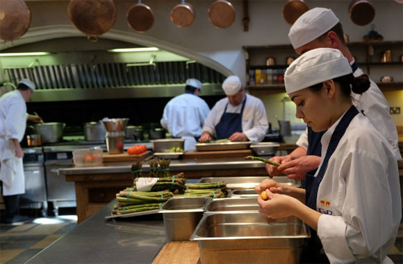 Tất cả nhân viên đều rất hào hứng và tâm huyết với các món ăn.