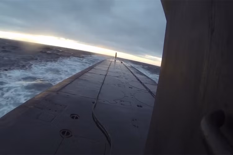 Được biết, hiện tại tàu ngầm hạt nhân Yuri Dolgoruky được biên chế cho Hạm đội Biển Bắc và gia nhập Hải quân Nga từ năm 2012. Bản thân tàu Yuri Dolgoruky cũng là tàu ngầm hạt nhân đầu tiên thuộc lớp Borei được khởi đóng từ năm 1996. Nguồn ảnh: Bộ Quốc phòng Nga.