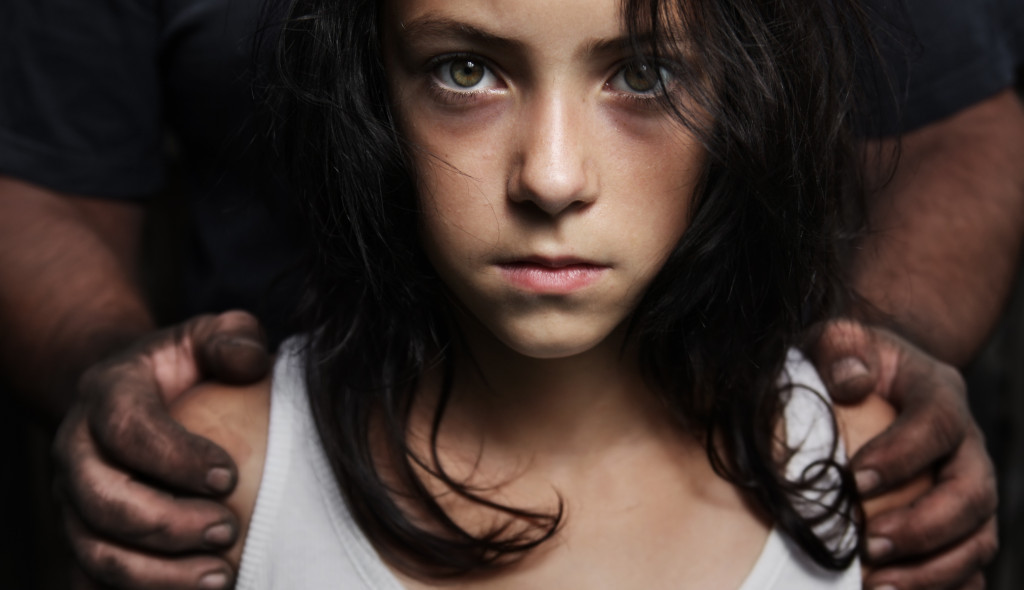 Các thiếu nữ thường bị uy hiếp bằng các đoạn video "nhạy cảm" và thậm chí bị buộc phải "nộp" bạn của chính mình. Ảnh minh họa: NFA.