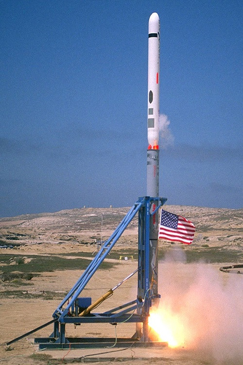 Tên lửa hành trình có cánh này có thể được phóng từ các phương tiện mang trên biển, trên không và trên mặt đất. Tên lửa được thiết kế theo mẫu máy bay cánh đơn - thân tên lửa là ống trụ tròn, hai cánh chính có thể gấp lại và được lắp ở trọng tâm tên lửa và bốn cánh ổn định đuôi hình chữ thập. Nguồn ảnh: seaforces.org.