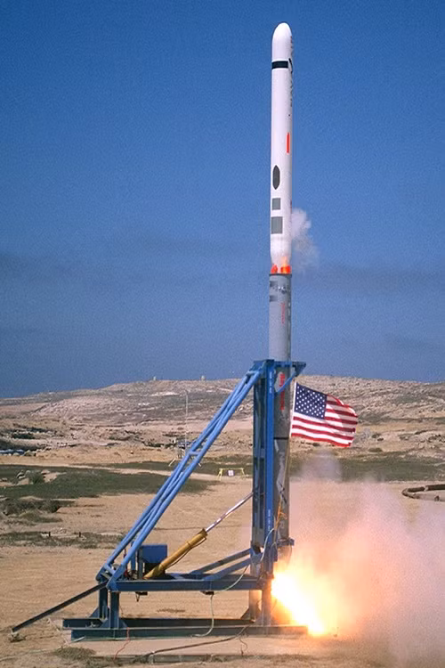 Tên lửa hành trình có cánh này có thể được phóng từ các phương tiện mang trên biển, trên không và trên mặt đất. Tên lửa được thiết kế theo mẫu máy bay cánh đơn - thân tên lửa là ống trụ tròn, hai cánh chính có thể gấp lại và được lắp ở trọng tâm tên lửa và bốn cánh ổn định đuôi hình chữ thập. Nguồn ảnh: seaforces.org.