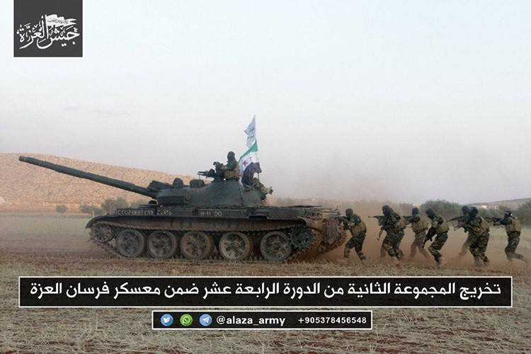 Các tay súng Jaysh al-Izza tác chiến trên địa hình trống trải với sự bảo vệ của T-62M trong huấn luyện. Nguồn ảnh: alaza_army.