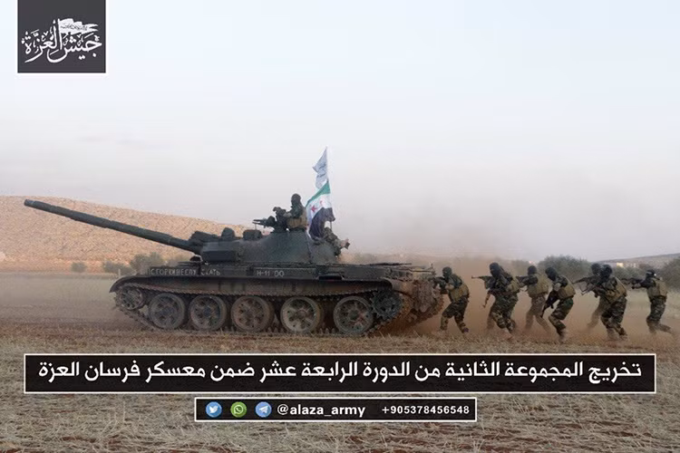 Các tay súng Jaysh al-Izza tác chiến trên địa hình trống trải với sự bảo vệ của T-62M trong huấn luyện. Nguồn ảnh: alaza_army.