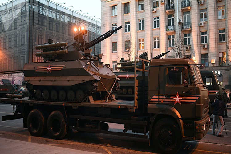 Đối với Uran-9 nó sở hữu một sức mạnh hỏa lực toàn diện với pháo tự động 30mm, bốn tên lửa chống tăng dẫn đường, 6 tên lửa phòng không tầm thấp và cả súng máy đồng trục 7.62mm. Nguồn ảnh: Sputnik.