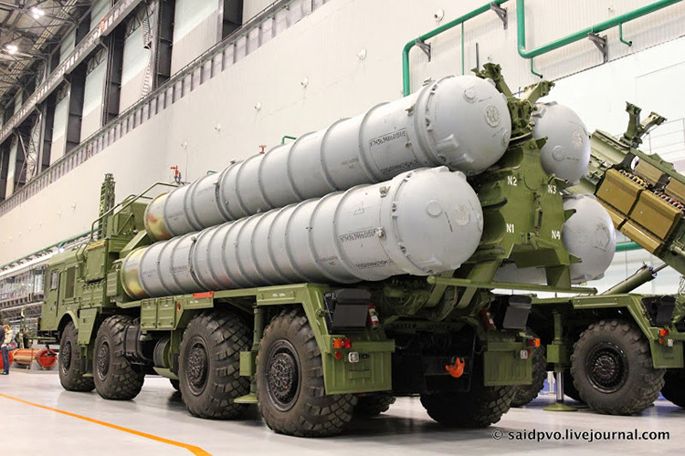 Hợp đồng cung cấp tên lửa S-400 giữa Nga và Trung Quốc công bố từ năm 2014 với giá trị ước tính lên đến 3 tỷ USD, dù vậy cả Nga và Trung Quốc đều không tiết lộ số tổ hợp S-400 mà Bắc Kinh sẽ sở hữu. Trong khi đó một trung đoàn tên lửa S-400 đã có tới ít nhất 28 tổ hợp phóng di động mang theo 64 tên lửa đất đối không các loại, con số trên chưa bao gồm các hệ thống chỉ huy và radar đi kèm. Nguồn ảnh: Military Paritet.