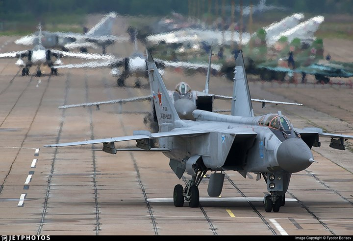 MiG-31 thiết kế với buồng lái 2 chỗ ngồi (phi công chính và sĩ quan điều khiển vũ khí ngồi sau), so với thế hệ đầu, biến thể nâng cấp MiG-31BM trang bị buồng lái tiện nghi với các màn hình màu tinh thể lỏng hiện thị thông số kỹ thuật.