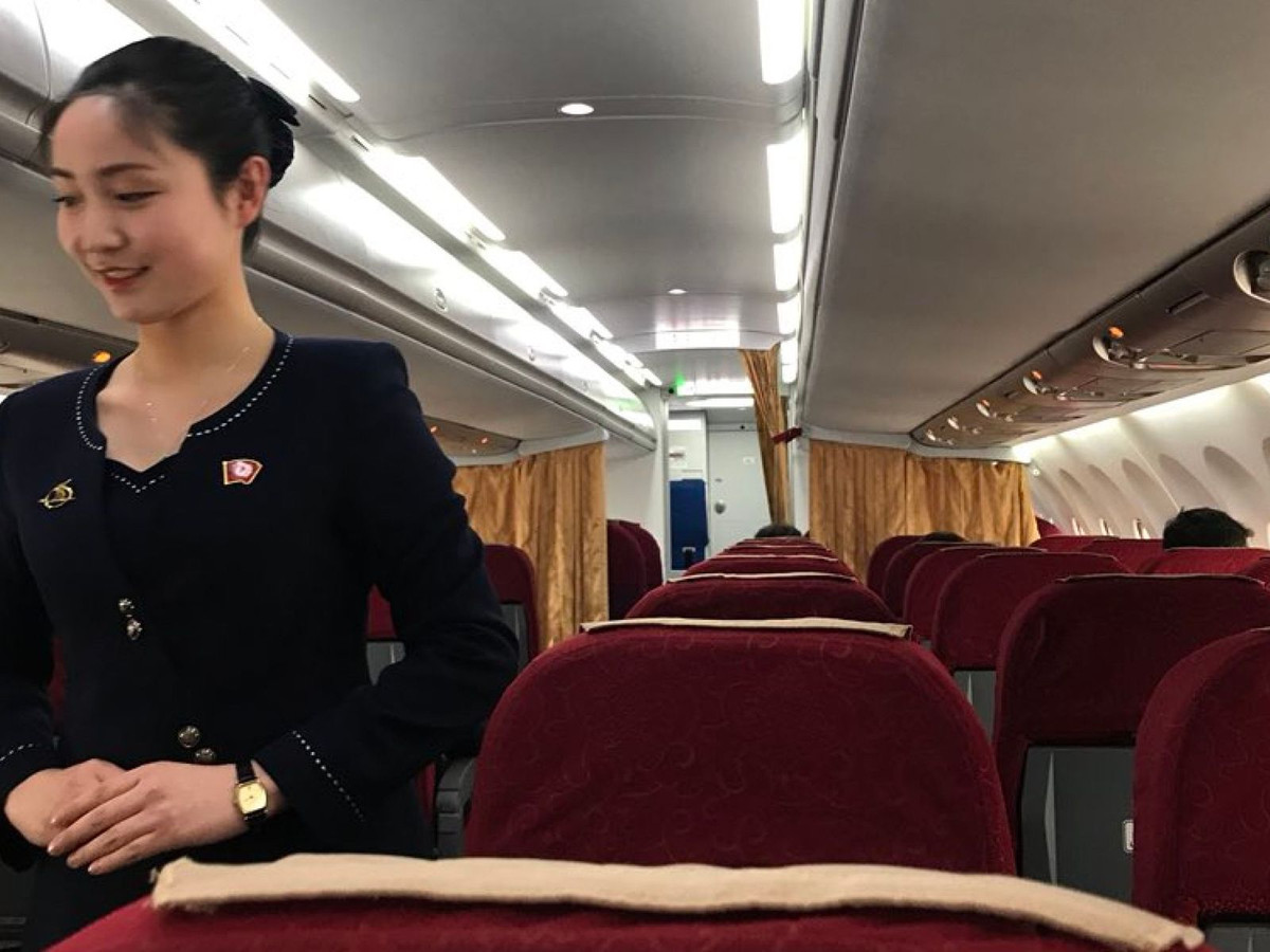 Nữ tiếp viên hàng không Triều Tiên trên chuyến bay. Ảnh: Sky News