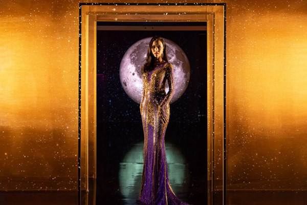 Trong rất nhiều vấn đề, áp lực lớn nhất mà Vũ Ngọc Anh phải đối mặt chính là kiến thức. "Học hỏi được bao nhiêu, nhận lại được những gì sau mỗi chuyến đi, đầu tư lớn như thế nào là điều khiến tôi phải suy nghĩ. Ngành công nghiệp phim ảnh là cái mà tôi đam mê. Vì vậy, được đến và tiếp xúc trong môi trường với những con người trong giới trên thế giới là sự đầu tư xứng đáng...