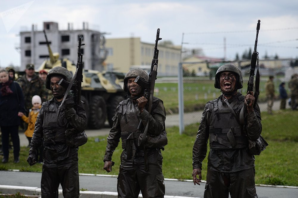 Các bài kiểm tra trình độ chuyên môn để một ứng viên có thể đội lên trên đầu chiếc mũ beret màu đỏ thẫm của Bộ Nội vụ Nga thường được thực hiện tại trung tâm huấn luyện Spetsnaz mang tên "Gorny" ở thành phố Novosibirsk, Siberia. Vậy hãy xem những binh sĩ ưu tú nhất của Bộ Nội vụ Nga phải trả qua những gì để có thể trở thành một lính "mũ nồi đỏ". Nguồn ảnh: Sputnik.