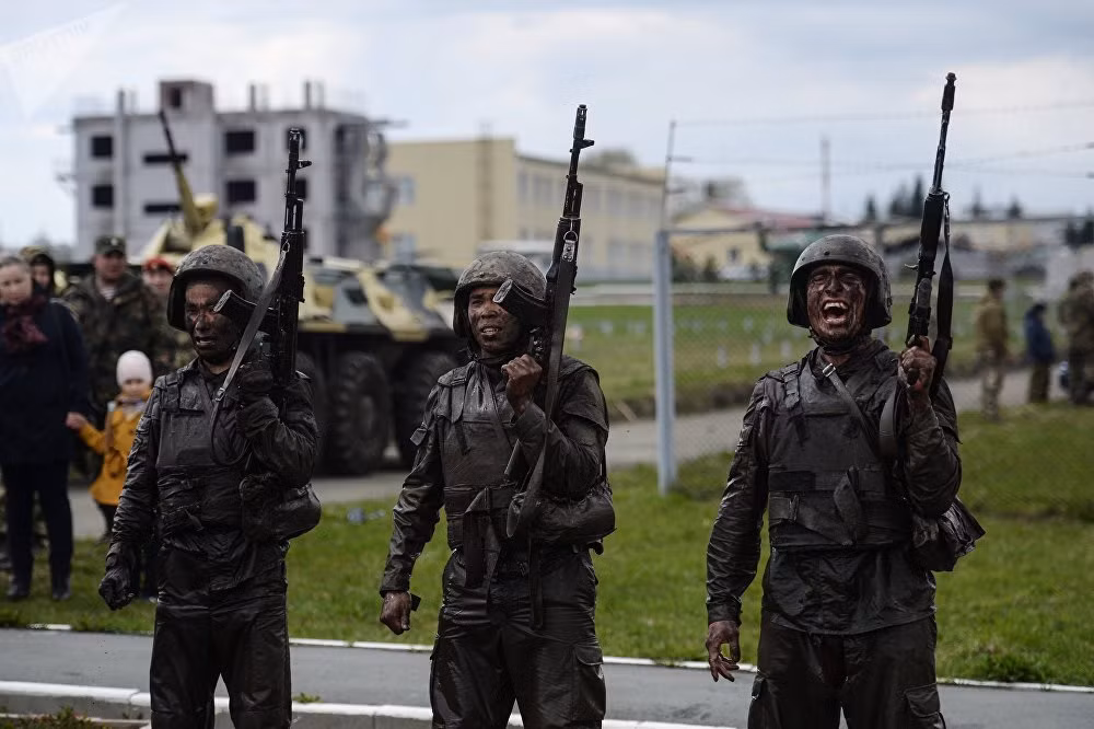 Các bài kiểm tra trình độ chuyên môn để một ứng viên có thể đội lên trên đầu chiếc mũ beret màu đỏ thẫm của Bộ Nội vụ Nga thường được thực hiện tại trung tâm huấn luyện Spetsnaz mang tên "Gorny" ở thành phố Novosibirsk, Siberia. Vậy hãy xem những binh sĩ ưu tú nhất của Bộ Nội vụ Nga phải trả qua những gì để có thể trở thành một lính "mũ nồi đỏ". Nguồn ảnh: Sputnik.