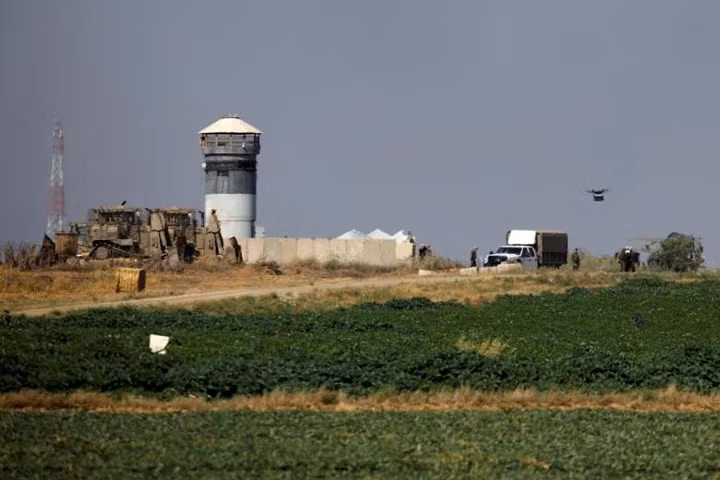 Các quân nhân Israel và máy bay không người lái của họ bên phần đất họ kiểm soát.