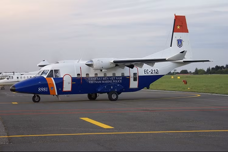 Nhiều khả năng nhiệm vụ NC-212i của Không quân Việt Nam là vận tải hàng hóa, chi viện quân số cho các tuyến đảo nhờ khả năng cất hạ cánh đường băng cực ngắn của mình. Bên cạnh đó thì chức năng giám sát biển được giữ lại để làm cánh tay nối dài cho hệ thống cảnh giới trong đất liền. Nguồn ảnh: aviationtribune.com.