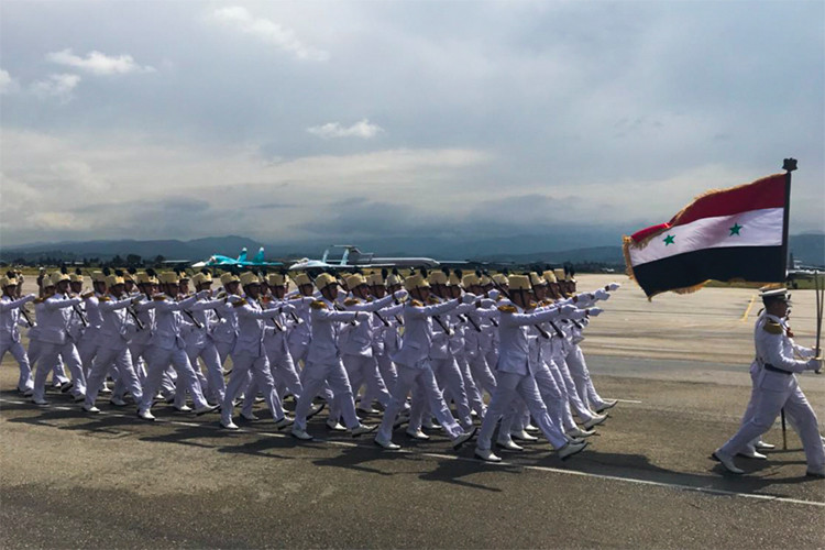 Trong ảnh đội hình diễu binh đại diện cho Quân đội Syria tại căn cứ Khmeimim trong lễ duyệt binh 9/5. Nguồn ảnh: Bộ Quốc phòng Nga.