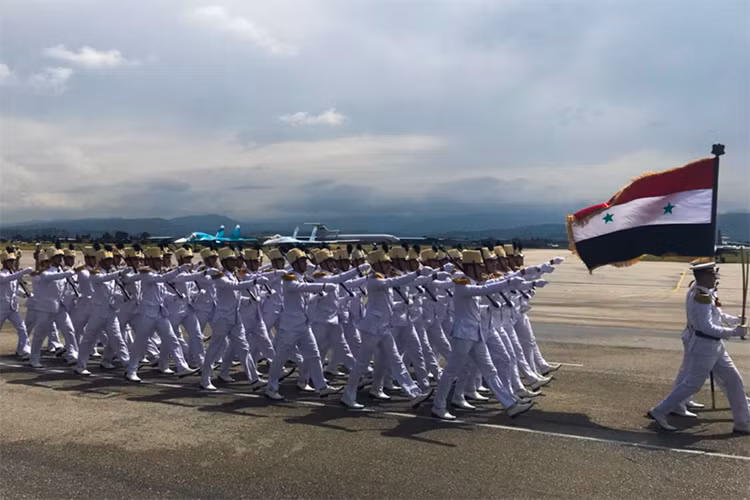 Trong ảnh đội hình diễu binh đại diện cho Quân đội Syria tại căn cứ Khmeimim trong lễ duyệt binh 9/5. Nguồn ảnh: Bộ Quốc phòng Nga.