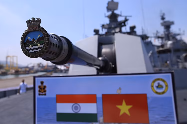 Một phần trong các hoạt động thắt chặt mối quan hệ hợp tác truyền thống giữa Hải quân Ấn Độ và Hải quân Việt Nam, trong hôm 21/5 vừa qua biên đội gồm ba tàu chiến Ấn Độ đã có có chuyến thăm chính thức thành phố Đà Nẵng kéo dài 4 ngày từ 21/5-25/5. Nguồn ảnh: Nguyễn Tú.