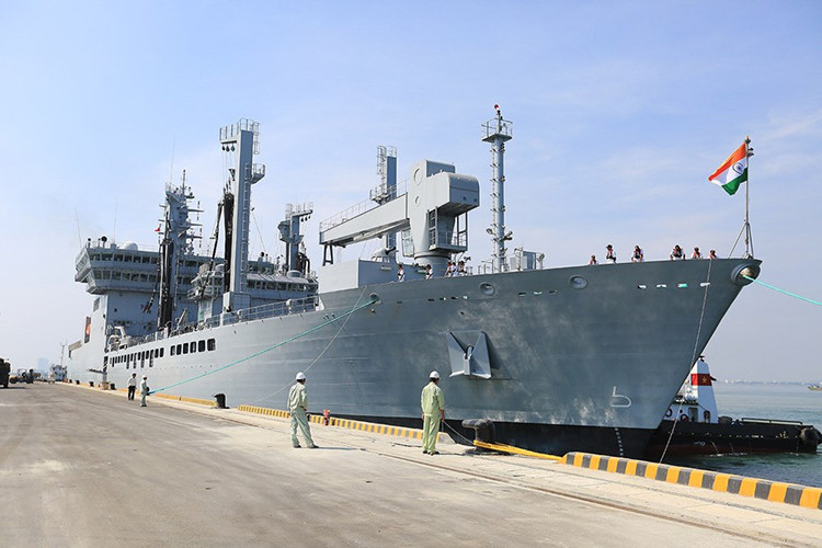 Tàu chiến thứ ba trong biên đội tàu Ấn Độ đến thăm Đà Nẵng là tàu hậu cần INS Shakti (A57) được đánh giá là “siêu hạm hậu cần” của Hải quân Ấn Độ, nó có lượng giãn nước lên đến 27.500 tấn; dài 175 m; rộng 25 m; mớn nước 9,1 m. Tàu có biên chế tàu gồm 30 sĩ quan và 200 thủy thủ. Nguồn ảnh: Viettimes.