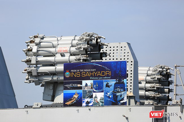 Trong số vũ khí kể trên uy lực nhất vẫn là bộ tên lửa Kalibr và BrahMos. Đối với các mục tiêu mặt đất hay trên biển ở tầm xa INS Sahyadri có thể sử dụng tên lửa Kalibr với tầm bắn hơn 2.000km, còn chống hạm tầm gần nó có thể sử dụng BrahMos với tầm bắn vào khoảng 300km. Nguồn ảnh: Viettimes.