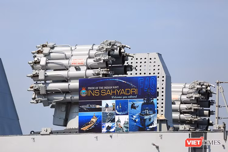 Trong số vũ khí kể trên uy lực nhất vẫn là bộ tên lửa Kalibr và BrahMos. Đối với các mục tiêu mặt đất hay trên biển ở tầm xa INS Sahyadri có thể sử dụng tên lửa Kalibr với tầm bắn hơn 2.000km, còn chống hạm tầm gần nó có thể sử dụng BrahMos với tầm bắn vào khoảng 300km. Nguồn ảnh: Viettimes.