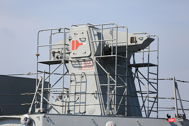 Trong ảnh bệ phóng của t tên lửa phòng không trên hạm Shtil-1 trên tàu khu trục INS Sahyadri. Nguồn ảnh: Viettimes.