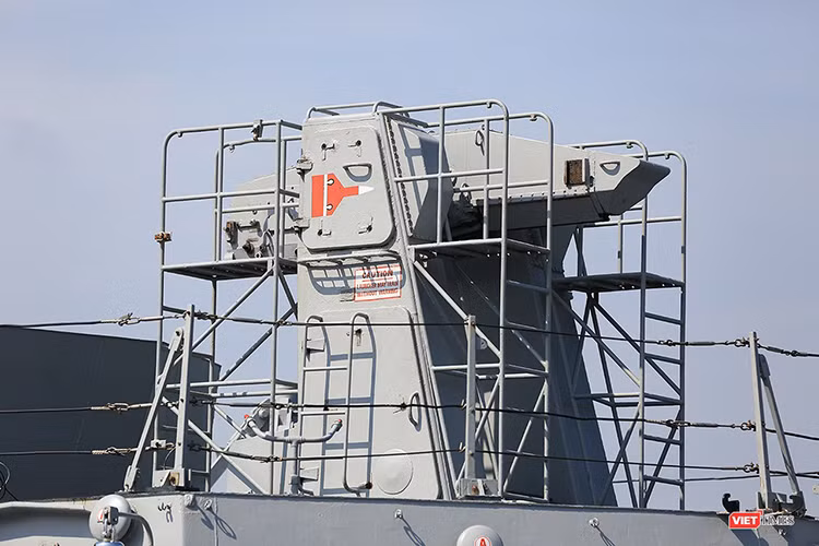 Trong ảnh bệ phóng của t tên lửa phòng không trên hạm Shtil-1 trên tàu khu trục INS Sahyadri. Nguồn ảnh: Viettimes.
